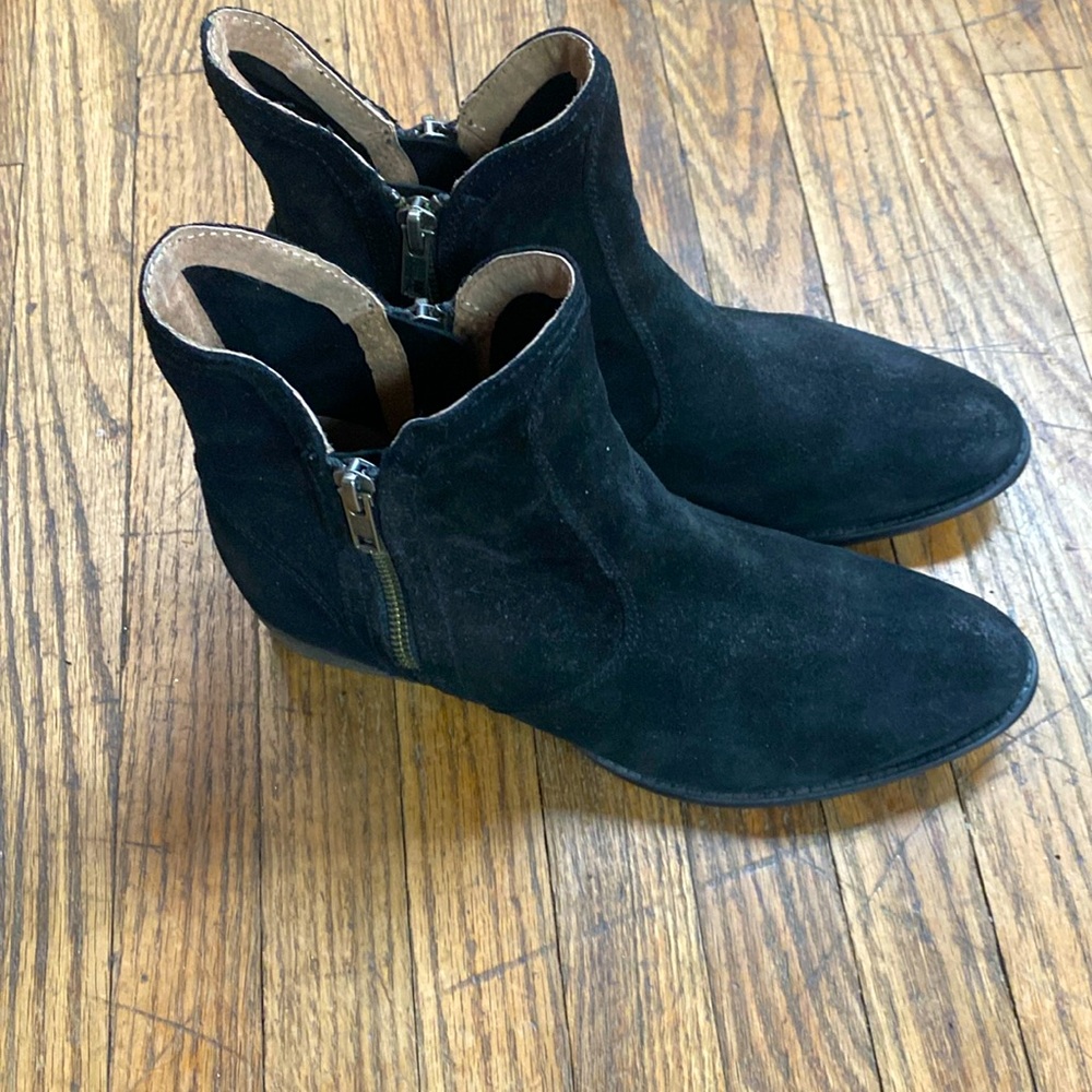 Double sided zipper, black suede boot ankle